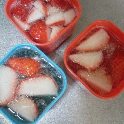ちょっと傷みはじめたイチゴを使って☆お弁当のデザートにしました～(^o^)